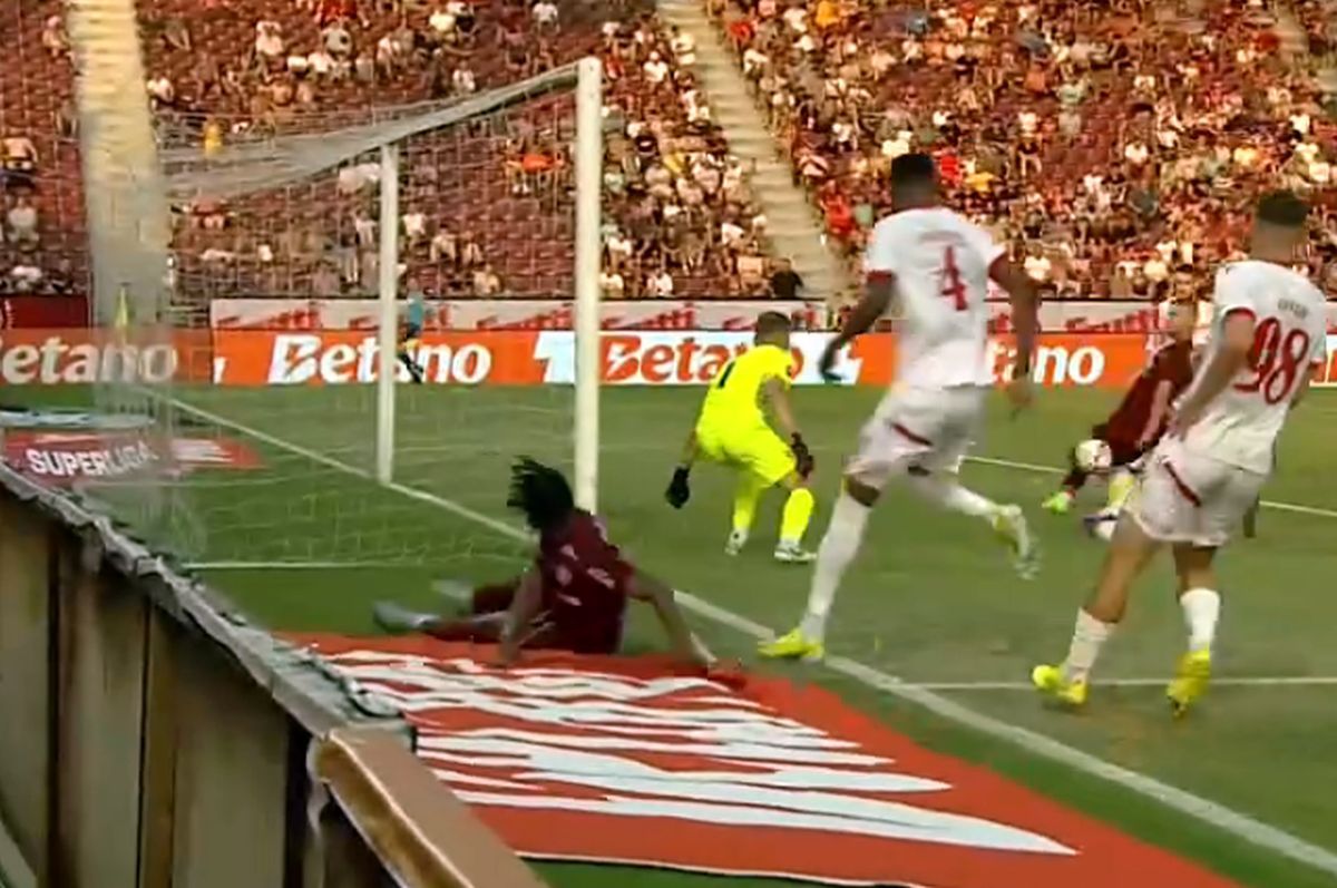 Daniel Bîrligea s-a făcut de râs în CFR Cluj - Dinamo: ratare din 4 metri