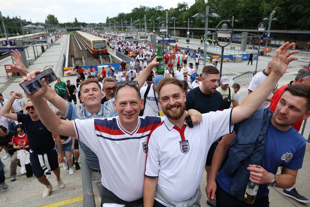 Spectacol pe străzile Berlinului înainte de Spania - Anglia