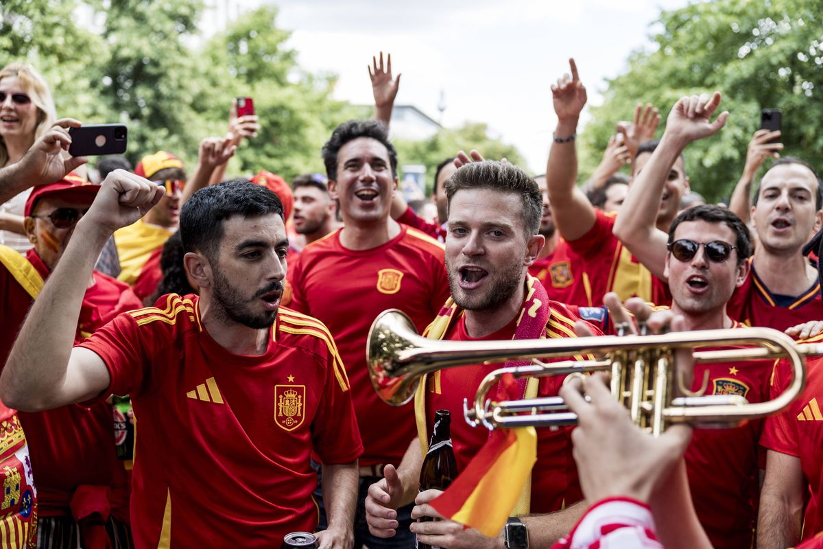 Spectacol pe străzile Berlinului înainte de Spania - Anglia » Cum s-au distrat fanii înainte de finala de la Euro 2024