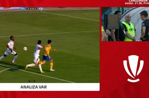 Două decizii controversate în prima etapă de Superliga » Arbitrul a fost chemat la VAR, dar a ignorat recomandarea