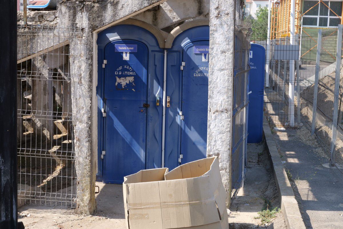 Au intrat excavatoarele pe stadionul echipei din Superligă » Imagini cu șantierul