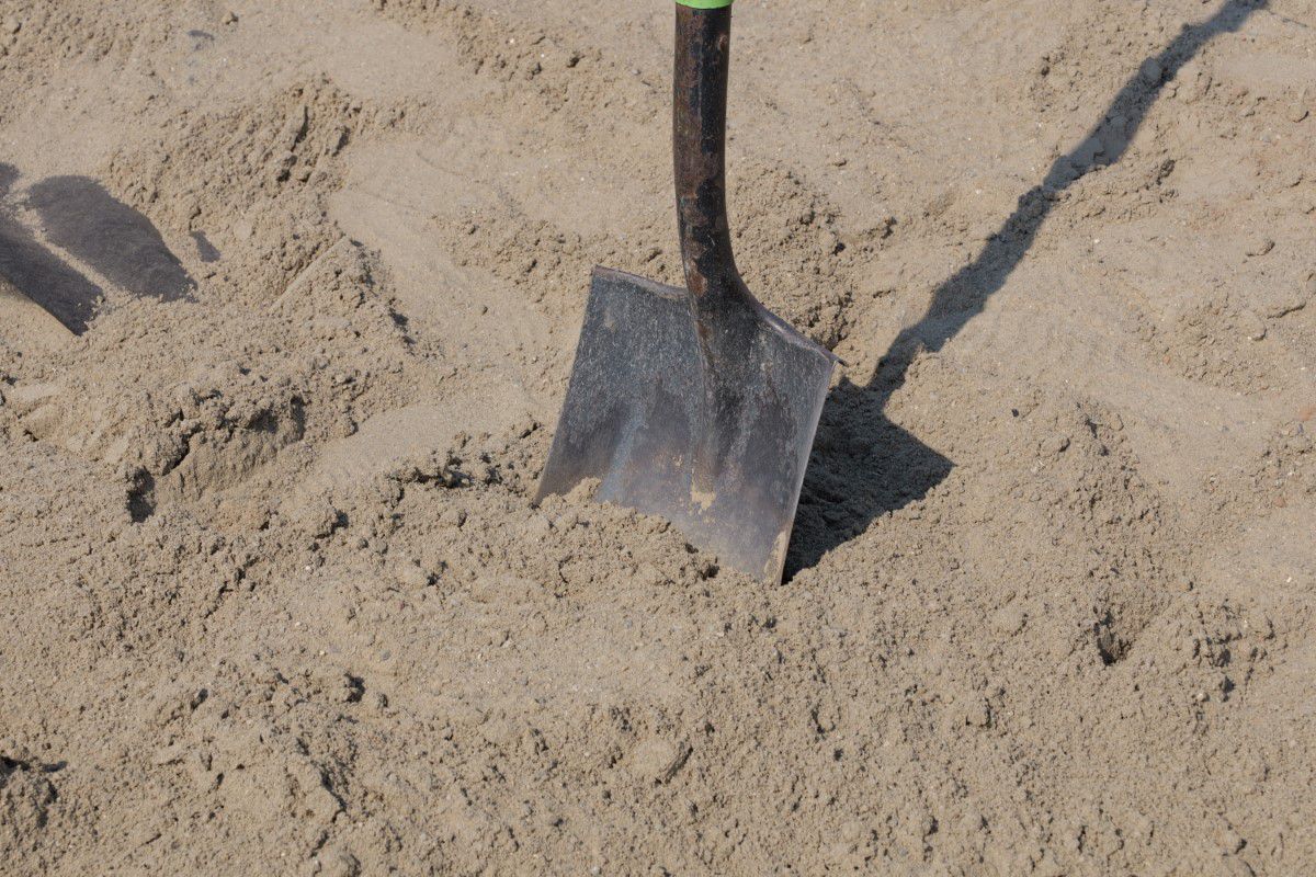 Au intrat excavatoarele pe stadionul echipei din Superligă » Imagini cu șantierul