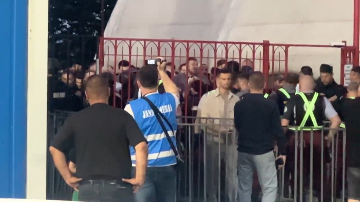 „Prima dată când pățim așa ceva” » A apărut dialogul purtat la porțile stadionului de șeful Jandarmeriei cu fanii lui Dinamo