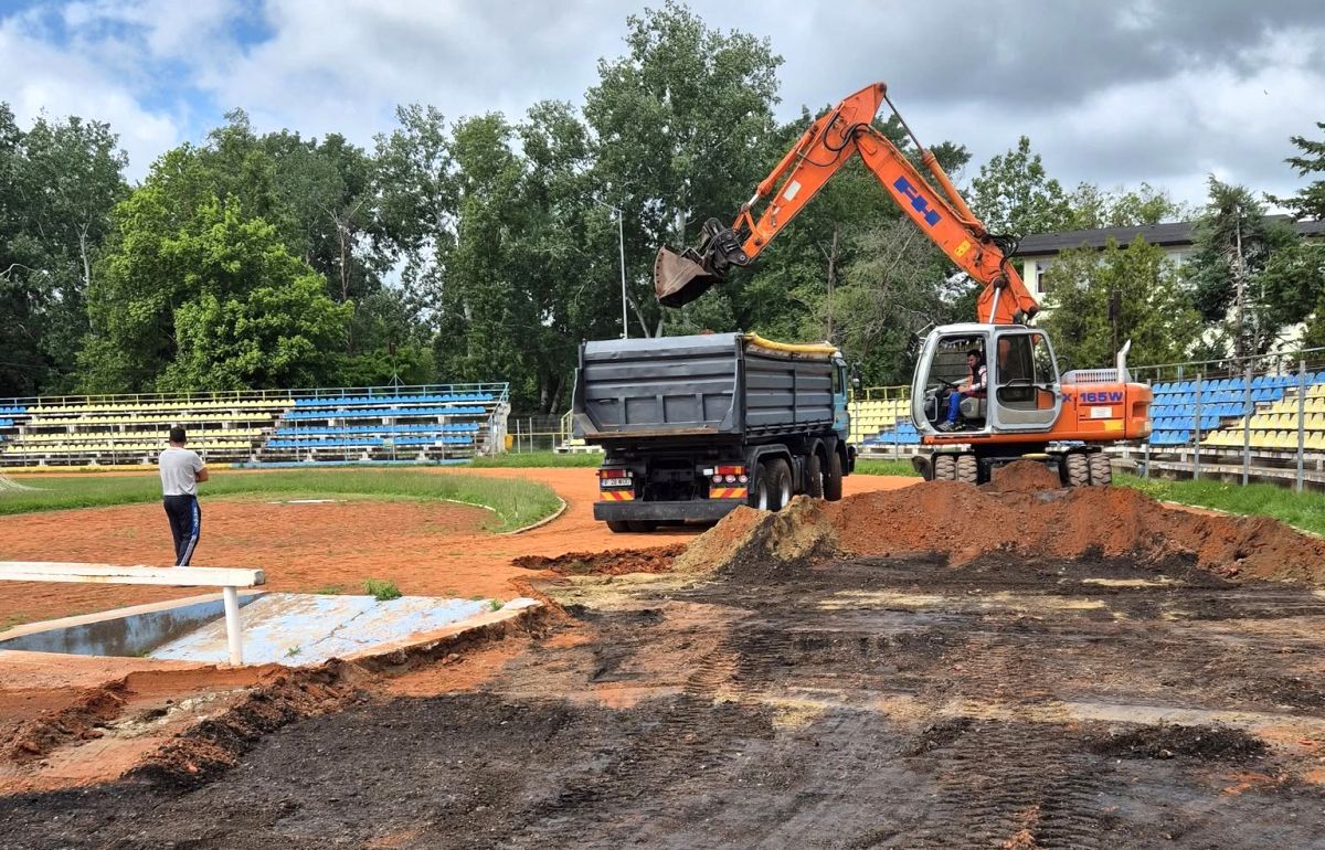 Au intrat excavatoarele pe stadionul echipei din Superligă » Imagini cu șantierul