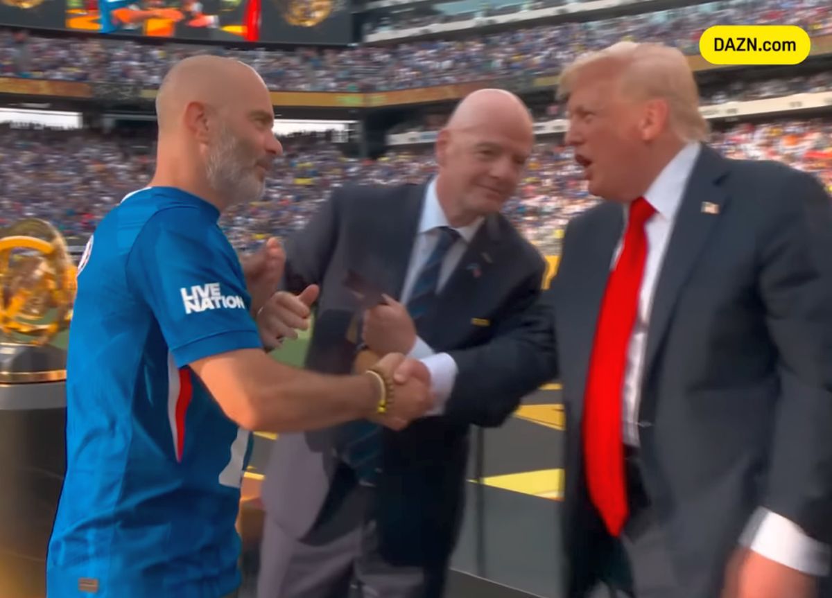 Nu s-au putut abține! Jucătorii lui Chelsea au reacționat după ce Donald Trump a creat o situație stânjenitoare la festivitatea de premiere