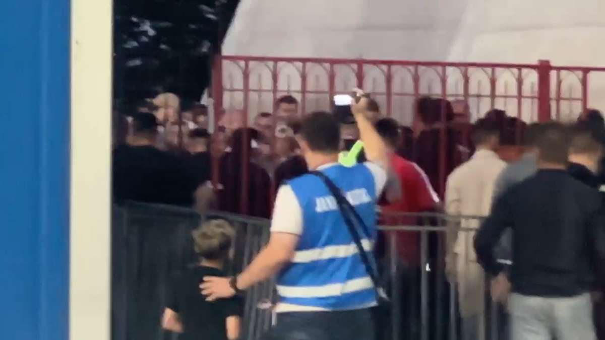 „Prima dată când pățim așa ceva” » A apărut dialogul purtat la porțile stadionului de șeful Jandarmeriei cu fanii lui Dinamo