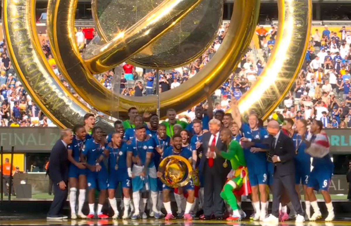 Nu s-au putut abține! Jucătorii lui Chelsea au reacționat după ce Donald Trump a creat o situație stânjenitoare la festivitatea de premiere