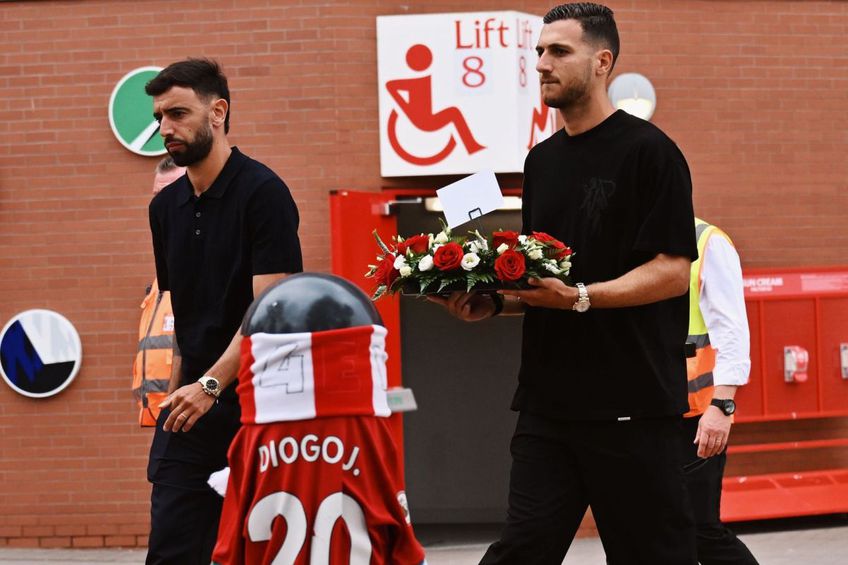 FOTO Gest emoționant al rivalilor de la Manchester United pentru Diogo Jota, în fața stadionului „Anfield”