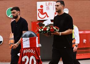 Gest emoționant al rivalilor de la Manchester United pentru Diogo Jota, în fața stadionului „Anfield”