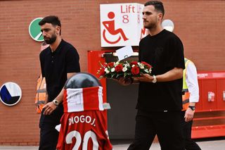 Gest emoționant al rivalilor de la Manchester United pentru Diogo Jota, în fața stadionului „Anfield”