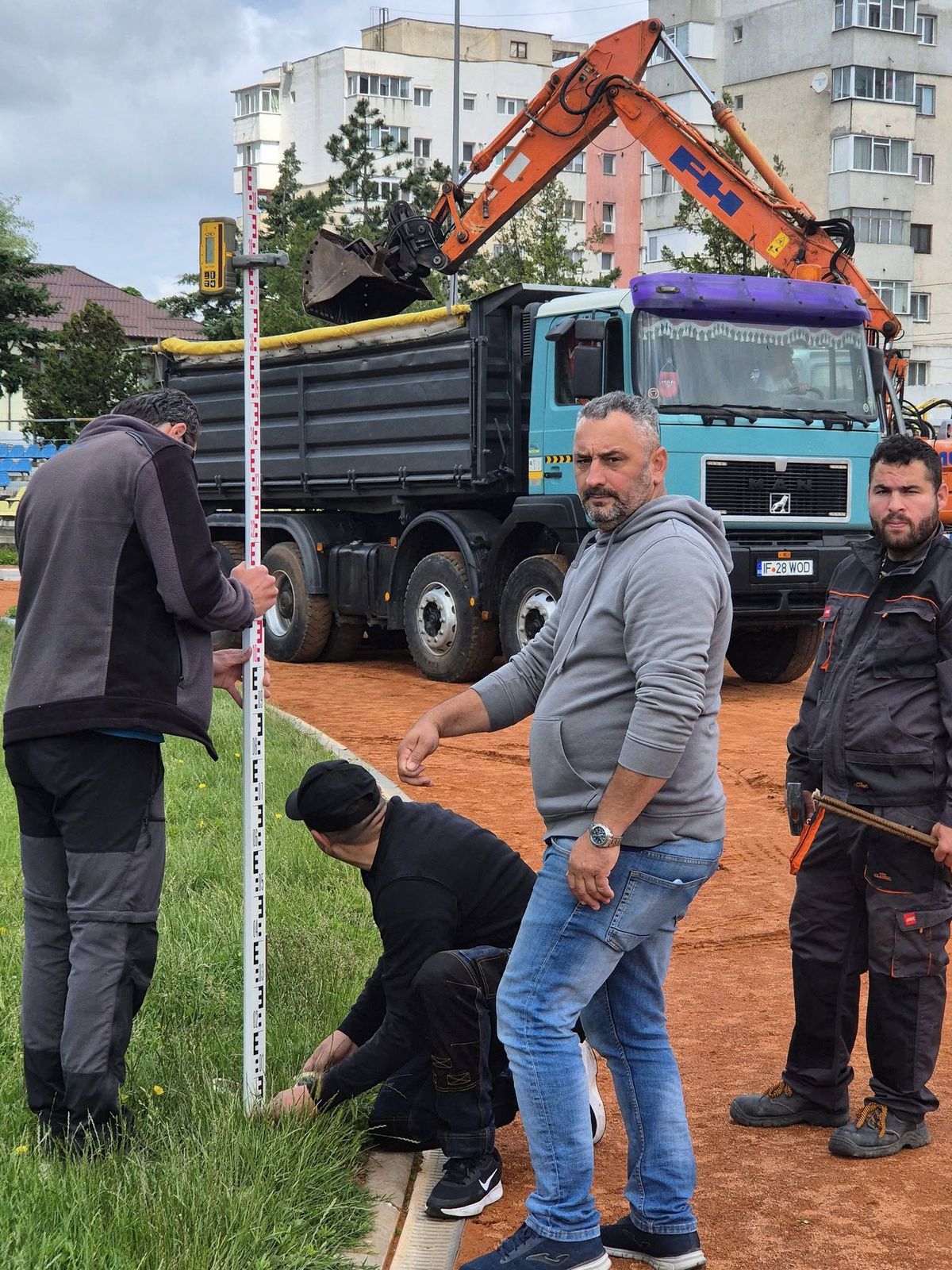 Au intrat excavatoarele pe stadionul echipei din Superligă » Imagini cu șantierul