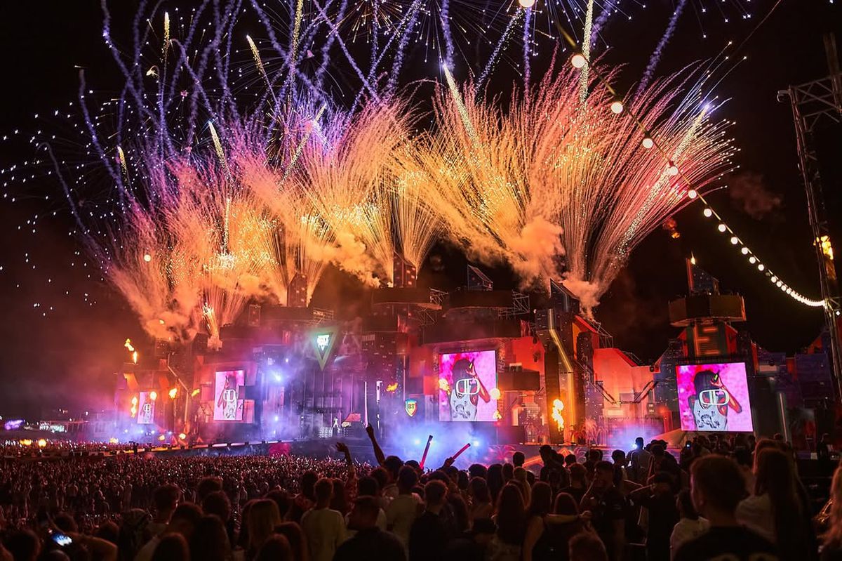 „Mi-e dor de Ceaușescu” » Diana Șucu șochează! A făcut praf festivalul „Beach, Please!”, al cărui sponsor e patronul Rapidului