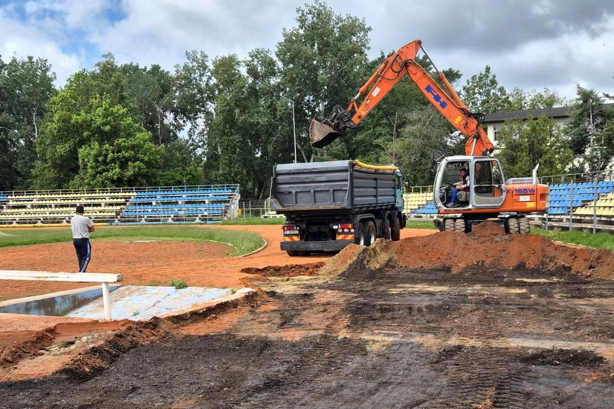 Au intrat excavatoarele pe stadionul echipei din Superligă » Imagini cu șantierul