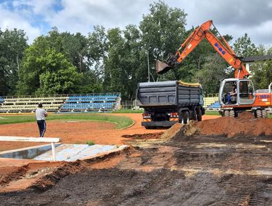 Au intrat excavatoarele pe stadionul echipei din Superligă » Imagini cu șantierul