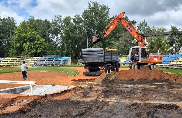 Au intrat excavatoarele pe stadionul echipei din Superligă » Imagini cu șantierul