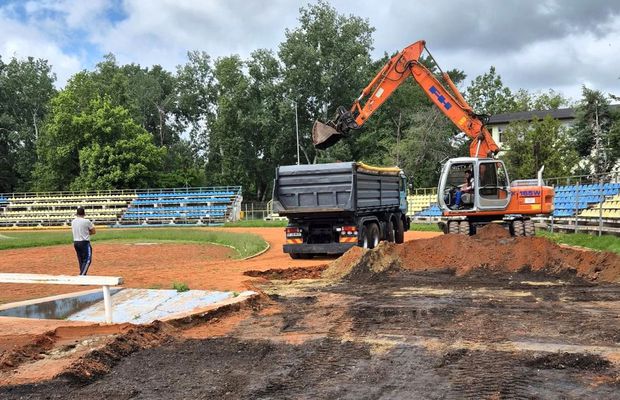 Au intrat excavatoarele pe stadionul echipei din Superligă » Imagini cu șantierul
