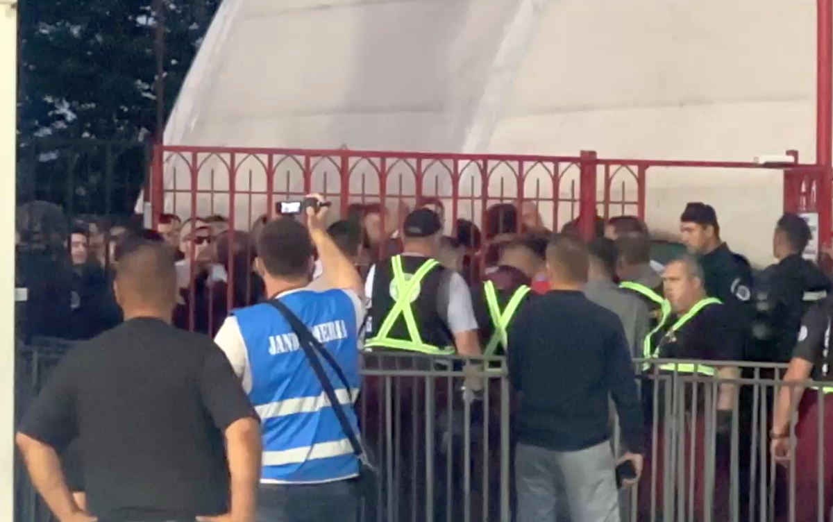 Bătaie și înjurături între fanii lui Dinamo și Jandarmerie: Andrei Nicolescu a coborât de urgență » Scandări xenofobe în tribune