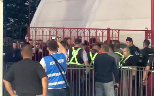 VIDEO EXCLUSIV Bătaie și înjurături între fanii lui Dinamo și Jandarmerie: Andrei Nicolescu a coborât de urgență » Scandări xenofobe în tribune