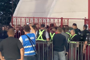 Bătaie și înjurături între fanii lui Dinamo și Jandarmerie: Andrei Nicolescu a coborât de urgență » Scandări xenofobe în tribune