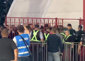 Bătaie și înjurături între fanii lui Dinamo și Jandarmerie: Andrei Nicolescu a coborât de urgență » Scandări xenofobe în tribune