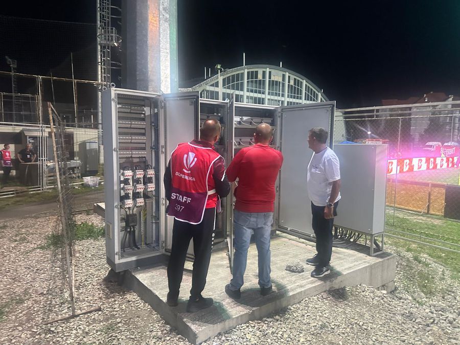 Haos la Csikszereda - Dinamo » A căzut nocturna la primul meci din istorie în Superliga: imagine colosală surprinsă de GSP