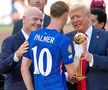 Donald Trump i-a înmânat trofeul de MVP lui Cole Palmer // foto: Imago Images