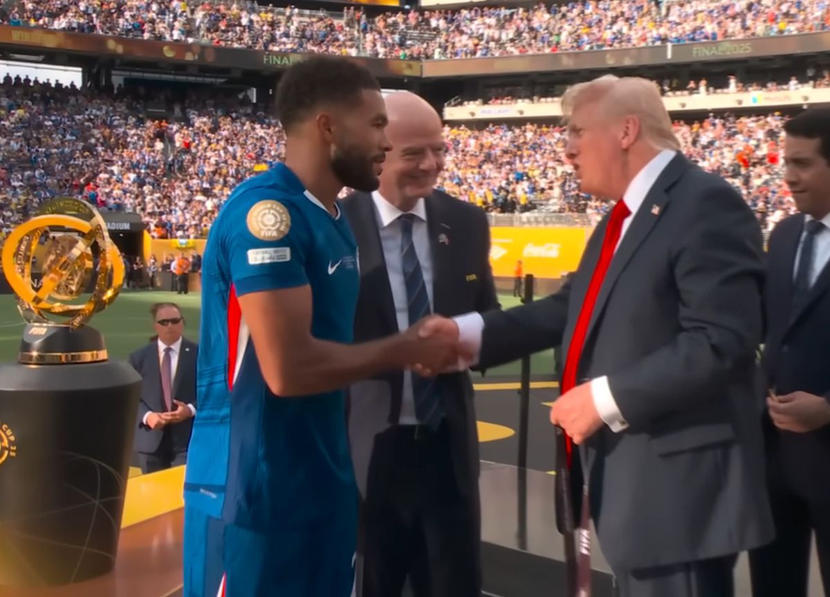 Nu s-au putut abține! Jucătorii lui Chelsea au reacționat după ce Donald Trump a creat o situație stânjenitoare la festivitatea de premiere