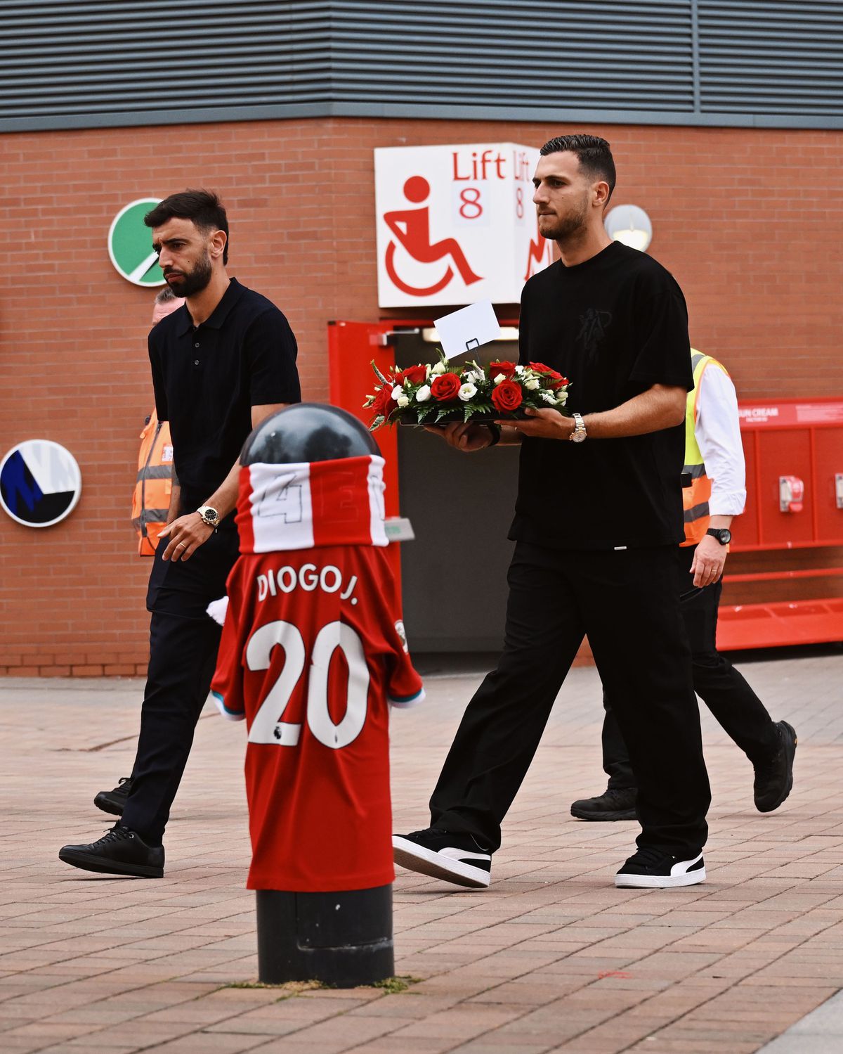 Gest emoționant al rivalilor de la Manchester United pentru Diogo Jota, în fața stadionului „Anfield”
