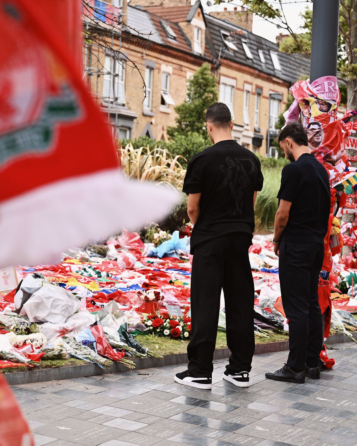 Anfield, în doliu: Jucătorii lui Liverpool au depus flori în memoria lui Diogo Jota