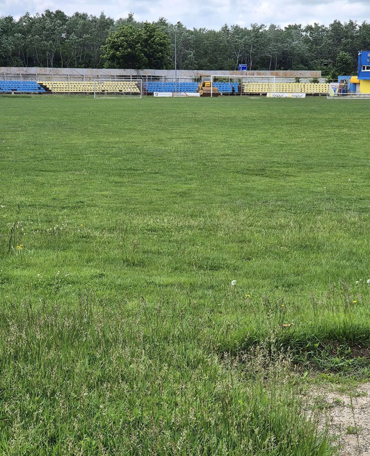 Au intrat excavatoarele pe stadionul echipei din Superligă » Imagini cu șantierul