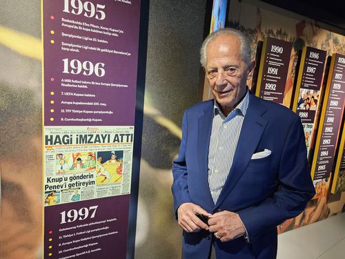 Faruk Suren la muzeul lui Galatasaray într-un colț ce amintește de Gică Hagi
Foto Eduard Apostol