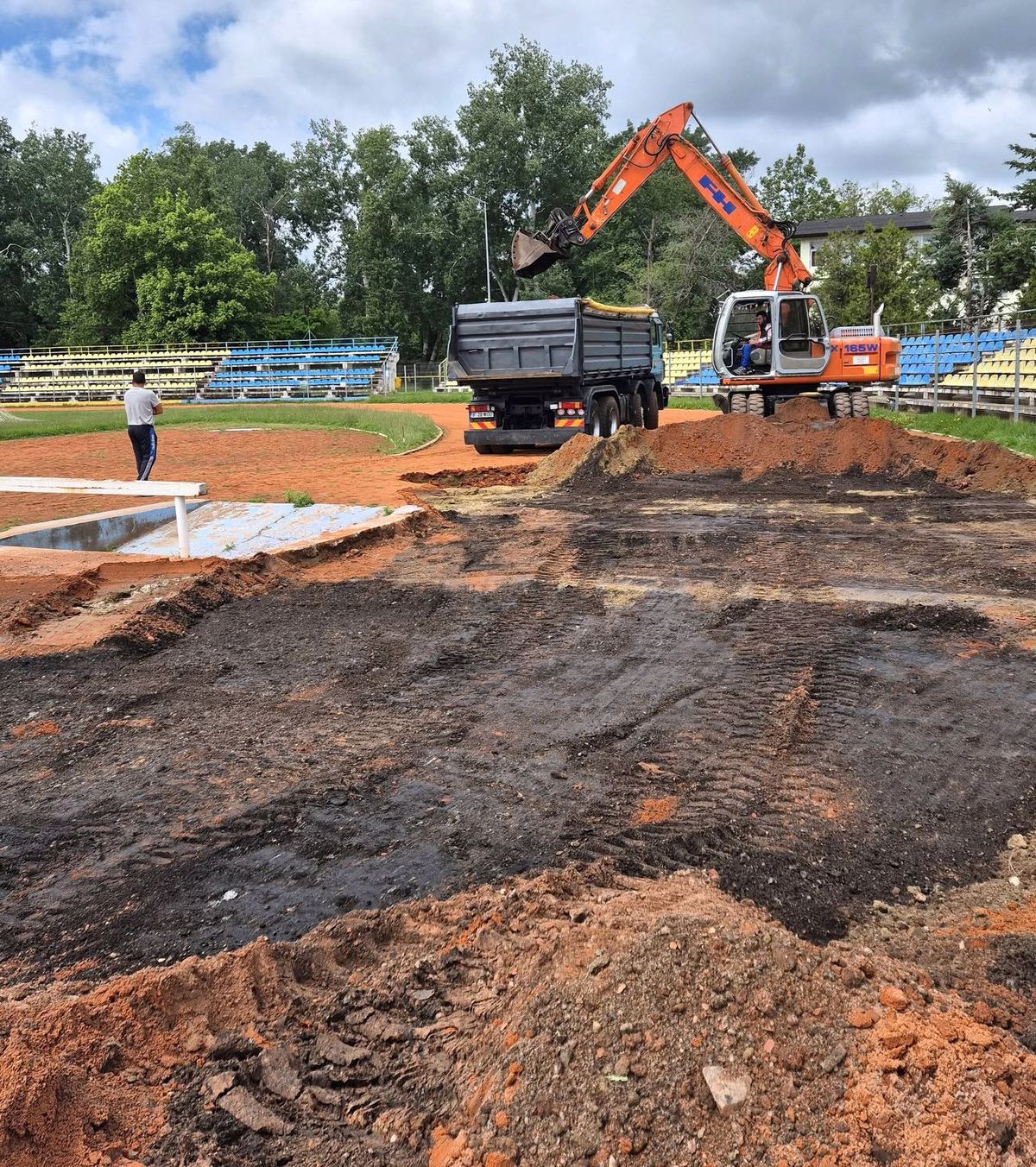 Au intrat excavatoarele pe stadionul echipei din Superligă » Imagini cu șantierul