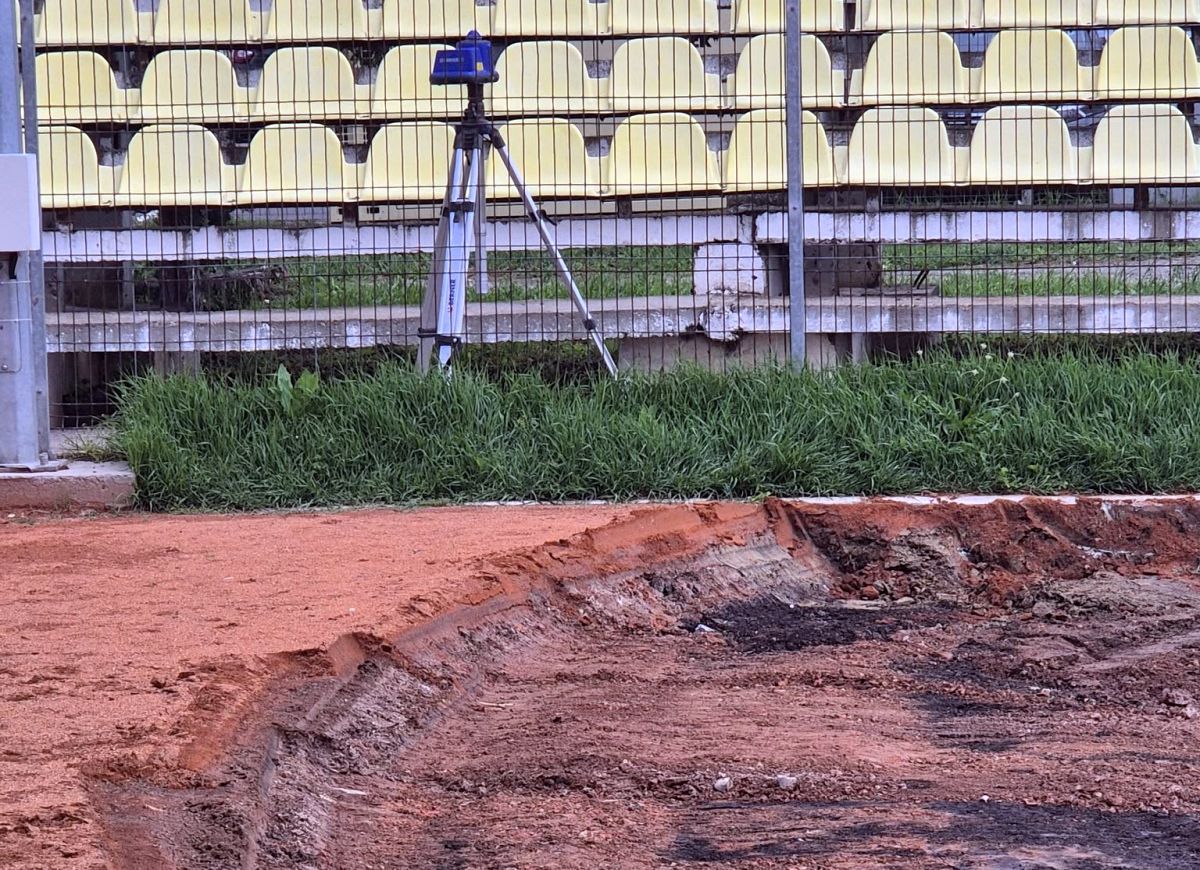 Au intrat excavatoarele pe stadionul echipei din Superligă » Imagini cu șantierul