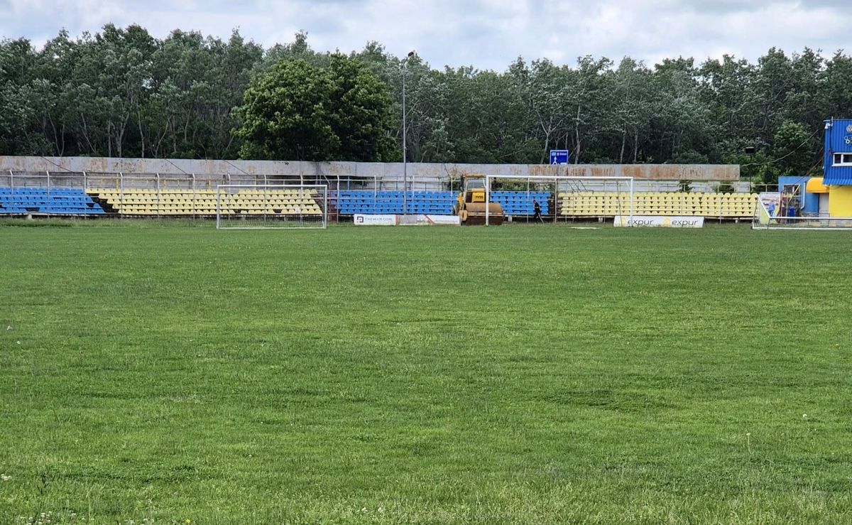 Au intrat excavatoarele pe stadionul echipei din Superligă » Imagini cu șantierul