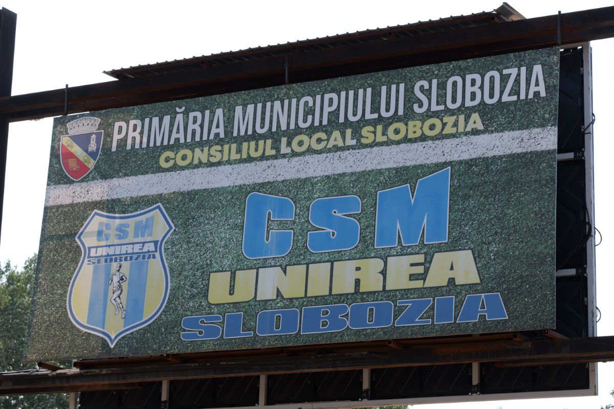 Au intrat excavatoarele pe stadionul echipei din Superligă » Imagini cu șantierul