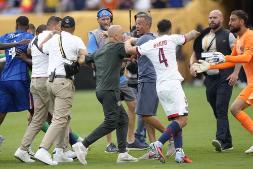 Luis Enrique riscă o suspendare XL! » Verdictul unui fost arbitru după ce antrenorul lui PSG a lovit un adversar