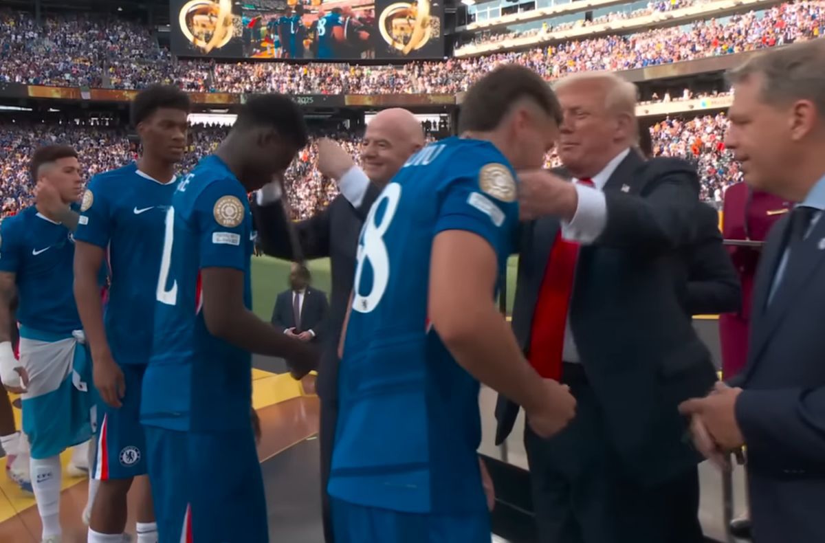 Chelsea a sărbătorit cu... Donald Trump! „Scene caraghioase” cu președintele american: blocat la ridicarea trofeului