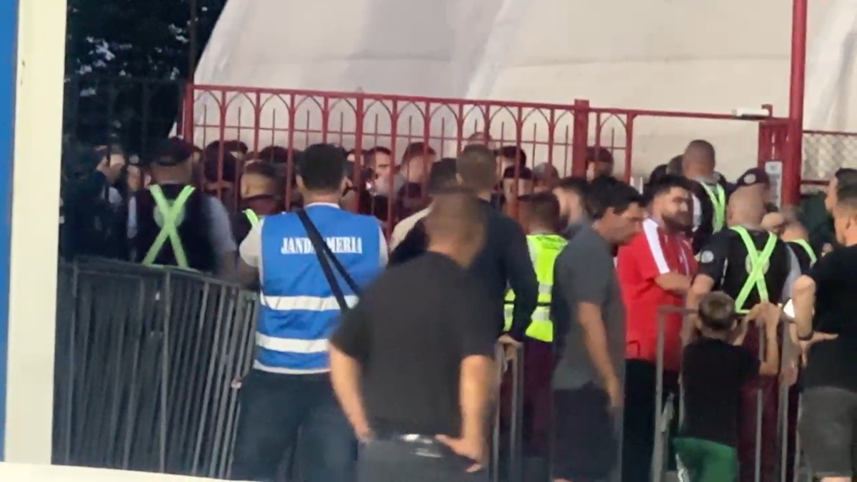 „Prima dată când pățim așa ceva” » A apărut dialogul purtat la porțile stadionului de șeful Jandarmeriei cu fanii lui Dinamo