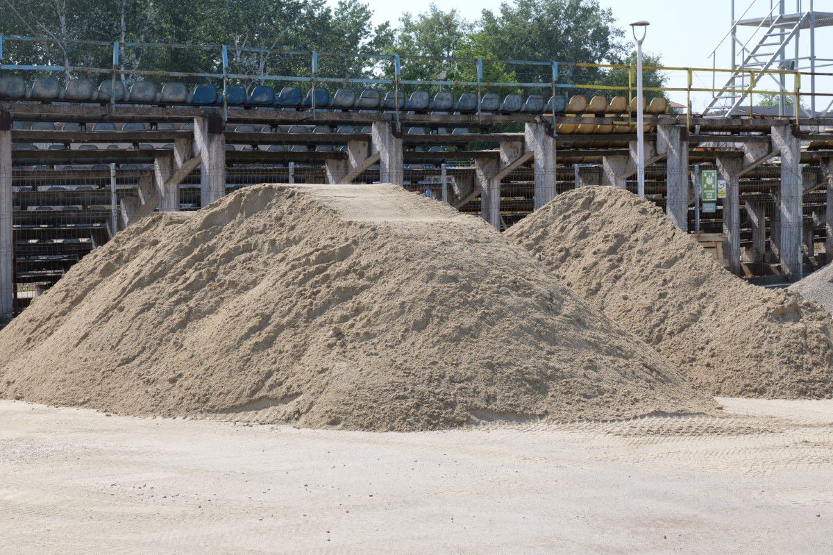 Au intrat excavatoarele pe stadionul echipei din Superligă » Imagini cu șantierul