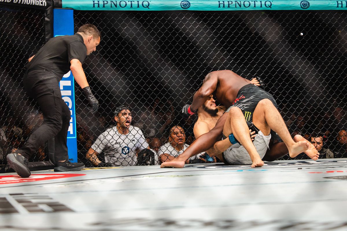 „Urmează nevasta mea, vor fi multe lupte la sol” » Victorios în gala UFC din week-end, „greul” Lewis a făcut pe toată lumea să râdă: