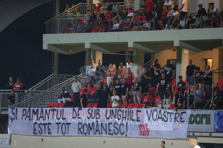 Banne-ul afișat de fanii lui Dinamo la Miercurea Ciuc/ foto: Ionuț Iordache (GSP) Scandal IMENS la Csikszereda - Dinamo » Fanii oaspeți au revenit de URGENȚĂ pe stadion când au văzut ce fac ciucanii
