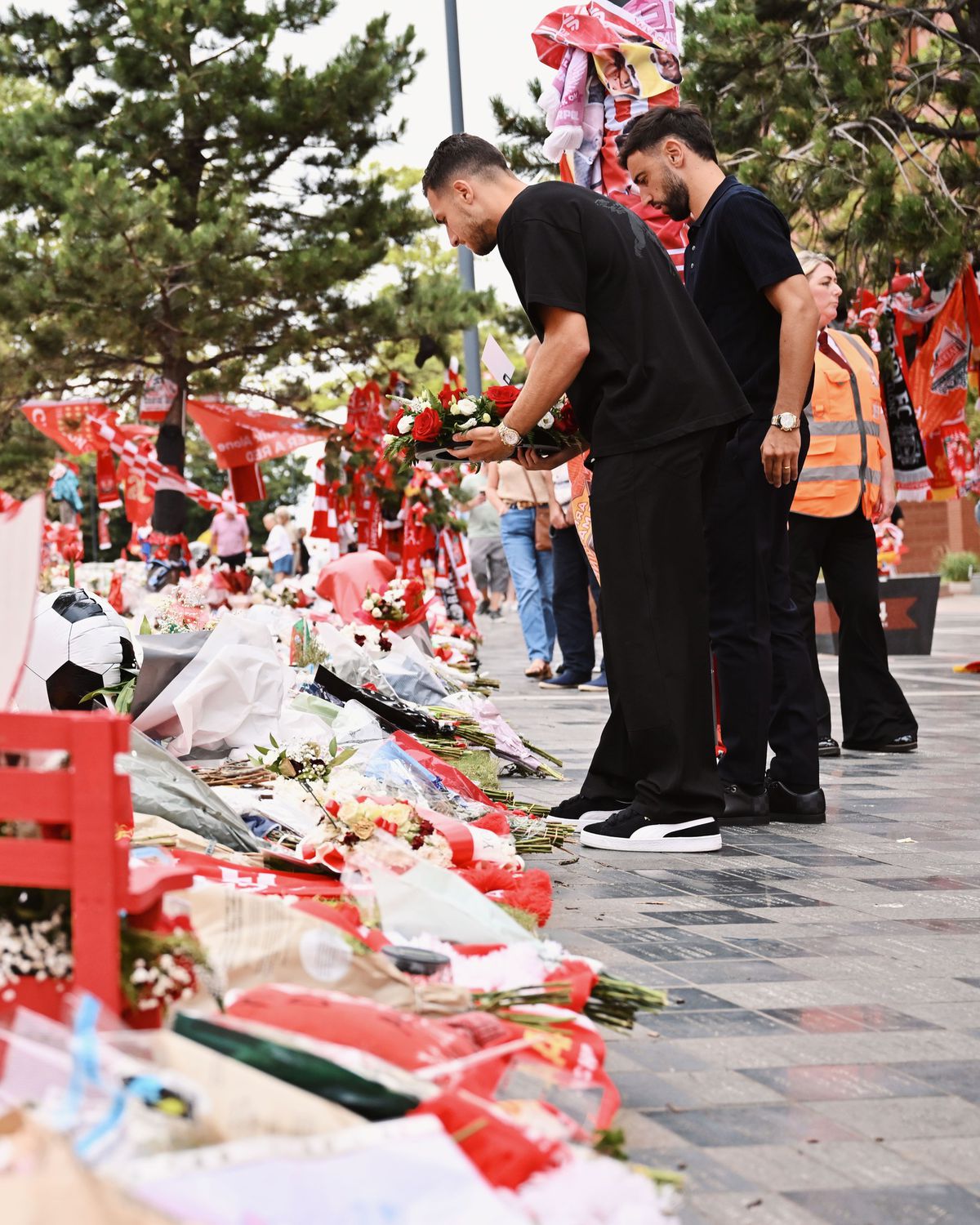 Anfield, în doliu: Jucătorii lui Liverpool au depus flori în memoria lui Diogo Jota