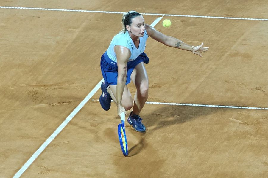 Ana Bogdan în acțiune la Iași Foto: Roxana Fleșeru Irina Begu, prima jucătoare din România calificată în turul secund la UniCredit Iași Open » Miriam Bulgaru și Ana Bogdan, învinse + programul zilei a doua