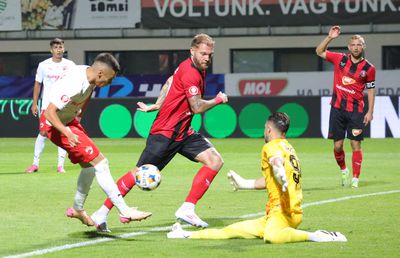 Nebunie TOTALĂ în Csikszereda - Dinamo: patru goluri, nocturnă căzută și multă tensiune