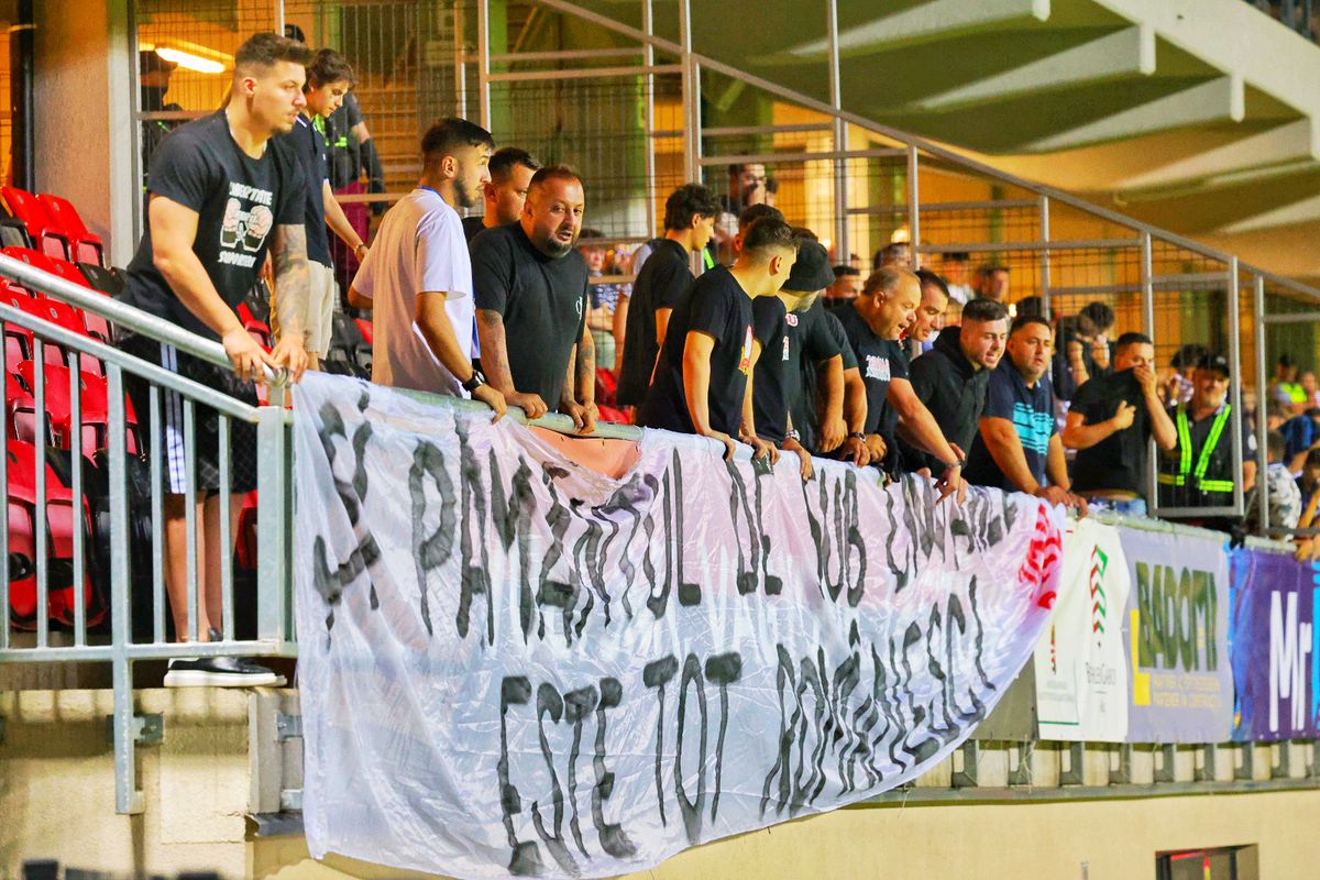Scandal IMENS la Csikszereda - Dinamo » Fanii oaspeți au revenit de URGENȚĂ pe stadion când au văzut ce fac ciucanii