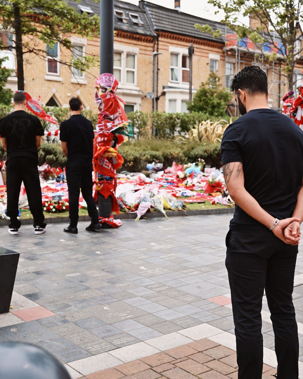 Gest emoționant al rivalilor de la Manchester United pentru Diogo Jota, în fața stadionului „Anfield”