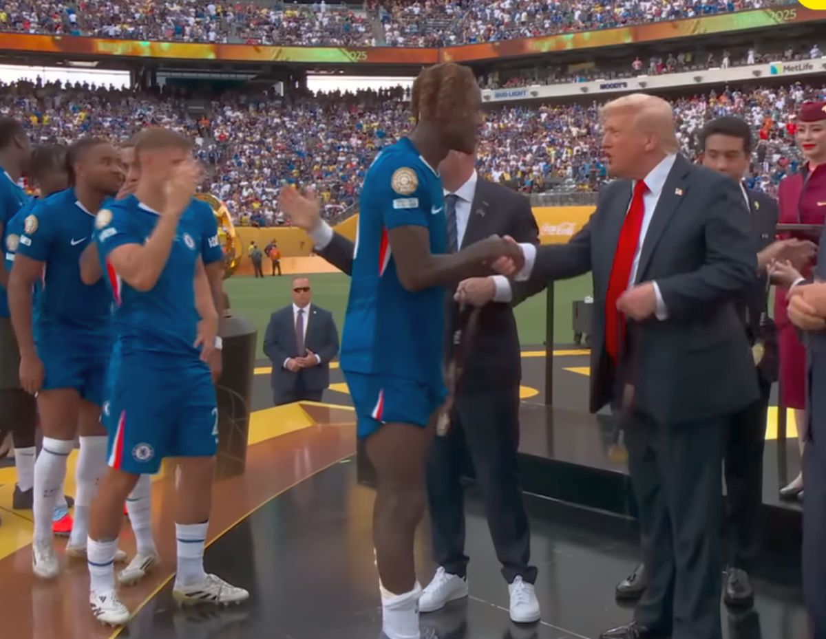 Chelsea a sărbătorit cu... Donald Trump! „Scene caraghioase” cu președintele american: blocat la ridicarea trofeului