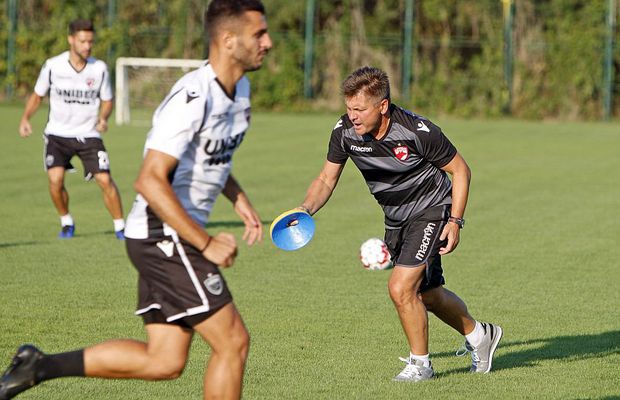 DINAMO / Uhrin centrează, Uhrin dă cu capul! Ce problemă a găsit cehul în vestiar