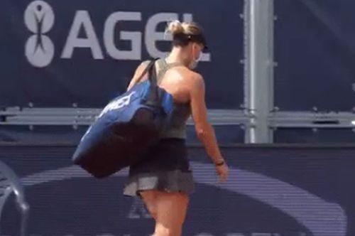 Ana Bogdan, părăsind terenul // foto: captură Twitter @ WTA