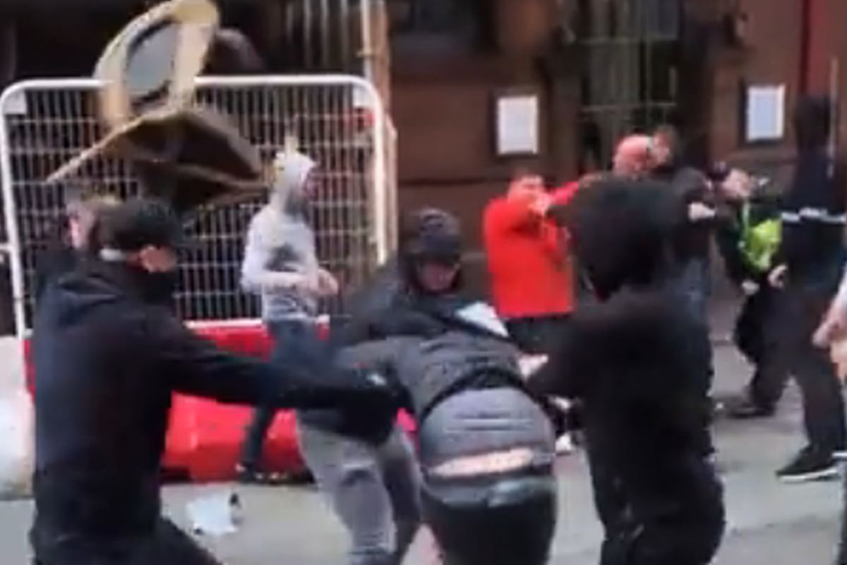 Scene îngrozitoare înainte de Manchester United - Leeds » Bătaie violentă între huliganii celor două echipe